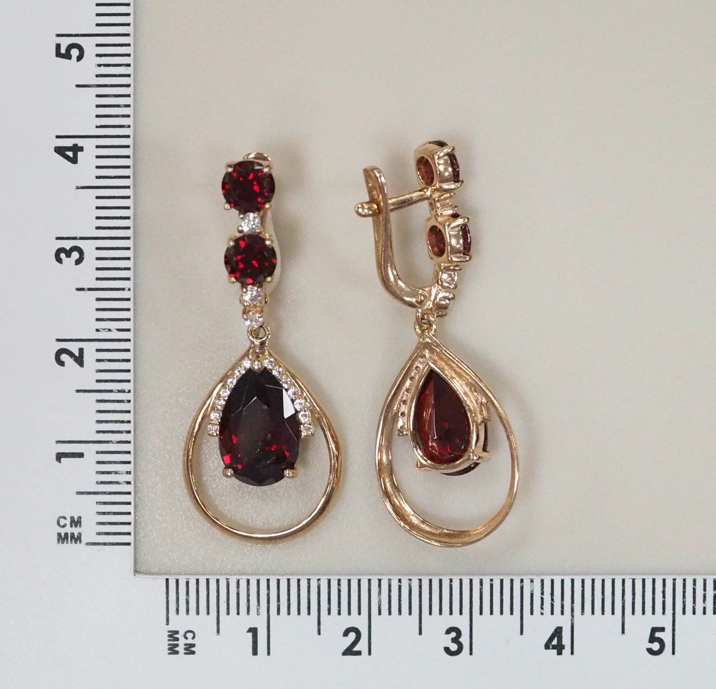 Серебряные серьги 925 пробы; вставки 6 Пл.кварц цв. гранат; 34 Куб. Цирконий бесцв.;